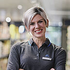 Filialleiterin im Gang einer ALDI SÜD Filiale 