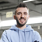  ALDI SÜD Mitarbeiter in der Logistik lächelt freundlich in die Kamera