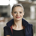 ALDI SÜD Azubi in der Logistik lächelt freundlich in die Kamera