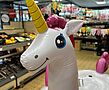 Großes aufblasbares Einhorn steht in der Obst- und Gemüseabteilung in einer ALDI SÜD Filiale