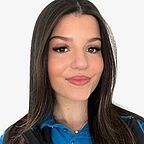 ALDI SÜD Auszubildene lächelt freundlich in die Kamera vor einem weißen Hintergrund