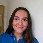 ALDI SÜD Azubine, welche freundlich in die Kamera lächelt