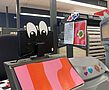 Kassenbereich in einer ALDI SÜD Filiale mit dekoriertem Monitor und bunten Stickern